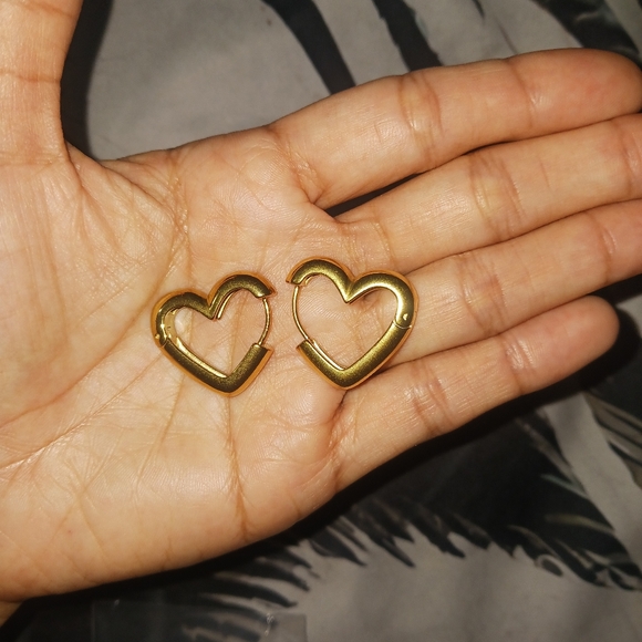 Women Gold filled Heart Hoop Mini Earrings - Picture 3 of 5